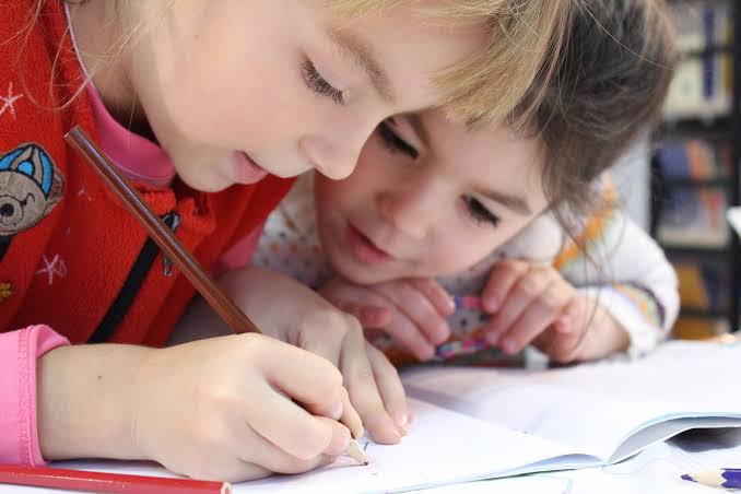 Bambini che giocano insieme durante un'attività educativa (immagine di esempio)